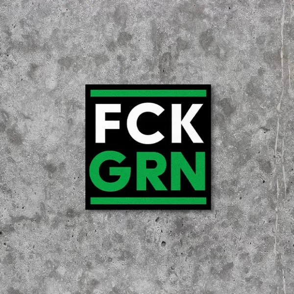 Sticker Aufkleber mit schwarzem Hintergrund und weiß-grüner Aufschrift FCK GRN, gemeint ist die Partei Bündnis 90 die Grünen